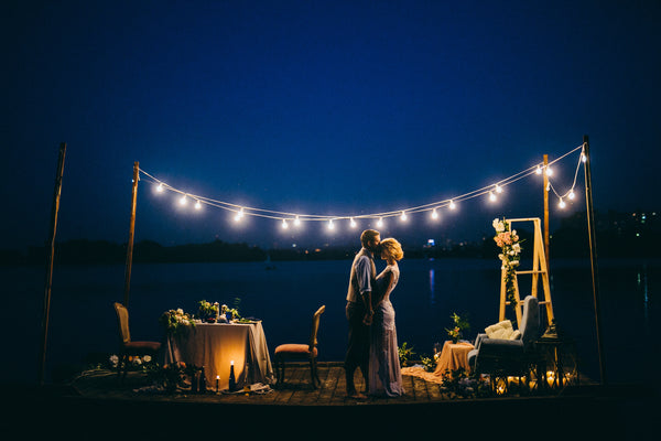 Hochzeitspaar küsst sich unter Sternenhimmel